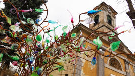 Křišťálový chrám se v Kunraticích u Cvikova nachází přímo naproti sklárně Pačinek a opravdu ho nelze minout. Skleněná džungle z Pačinkovy dílny expanduje až ke kostelu Nalezení sv. Kříže.